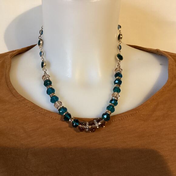 2151 White House Black Market Rhinestone Necklace Gold Tone 20" Teal Aqua - Picture 1 of 4